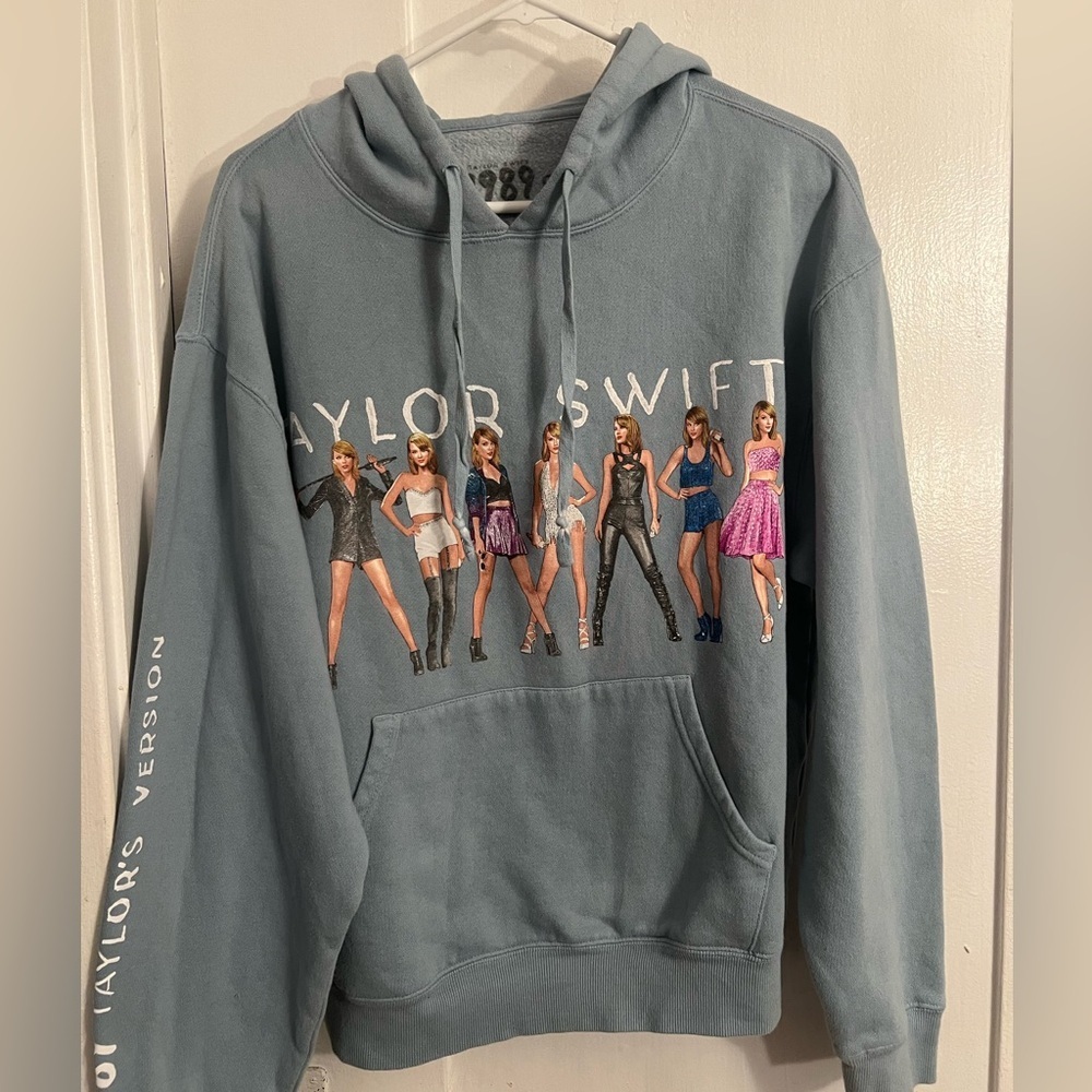 Taylor Swift 1989 collectible hoodie. SIZE MEDIUM.